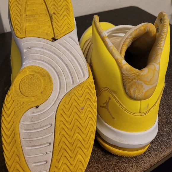 yellow jordan max aura